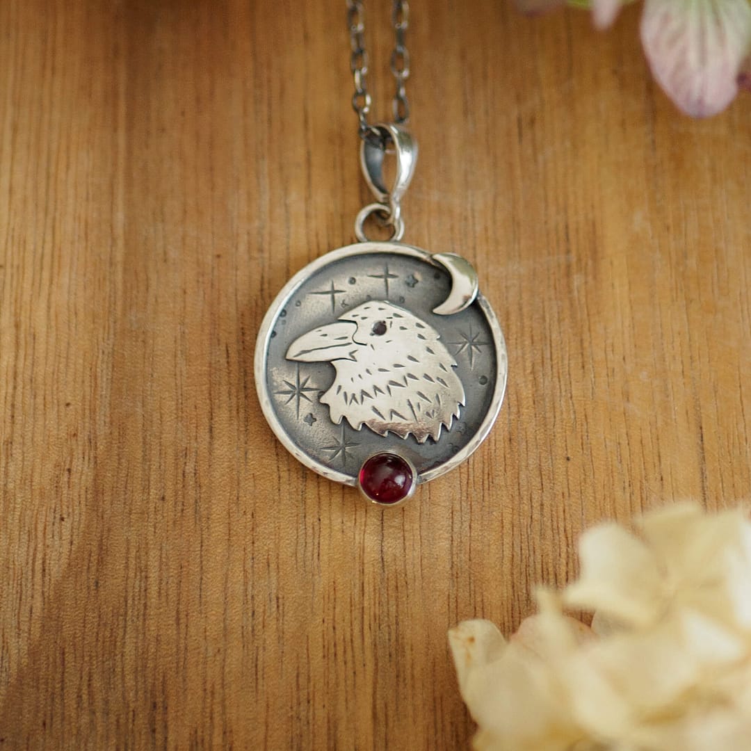 KRUPKOWSKA.COM Kruk <strong>wisiorek</strong> 1 kruk z granatem - srebrny naszyjnik