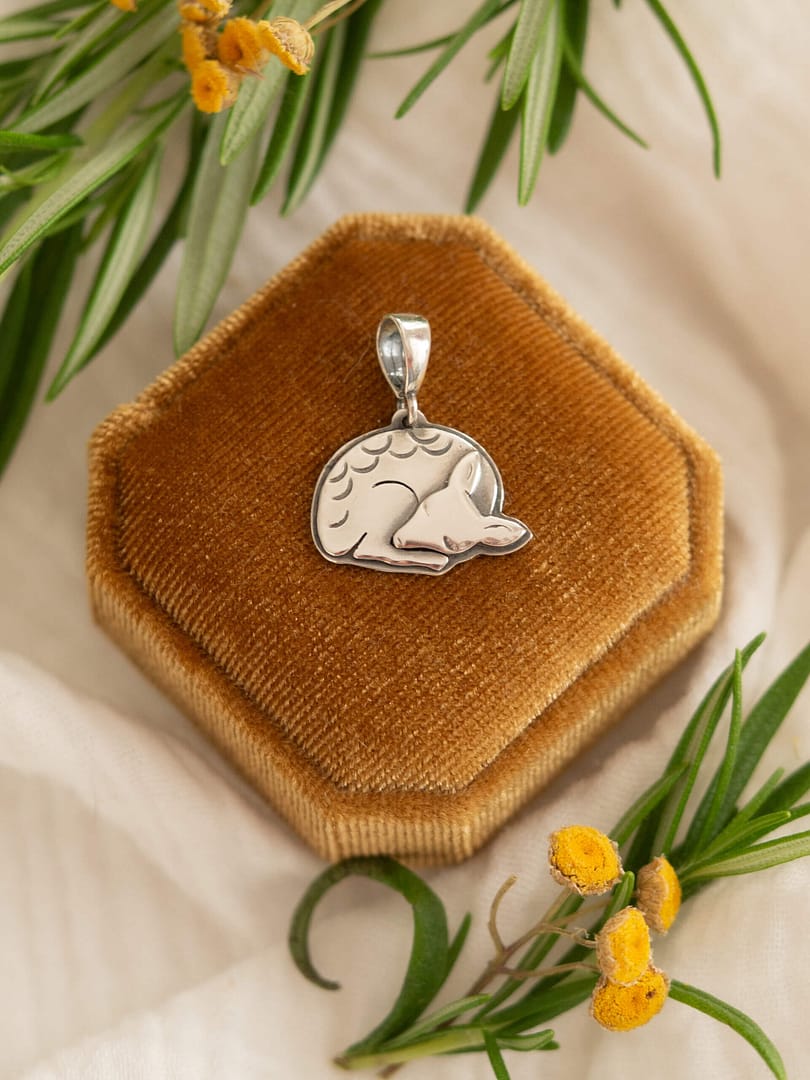 KRUPKOWSKA.COM Sarna mini <strong>naszyjnik</strong> 1 Sarna mini - minimalistyczny wisiorek ze srebra ze śpiącą sarenką