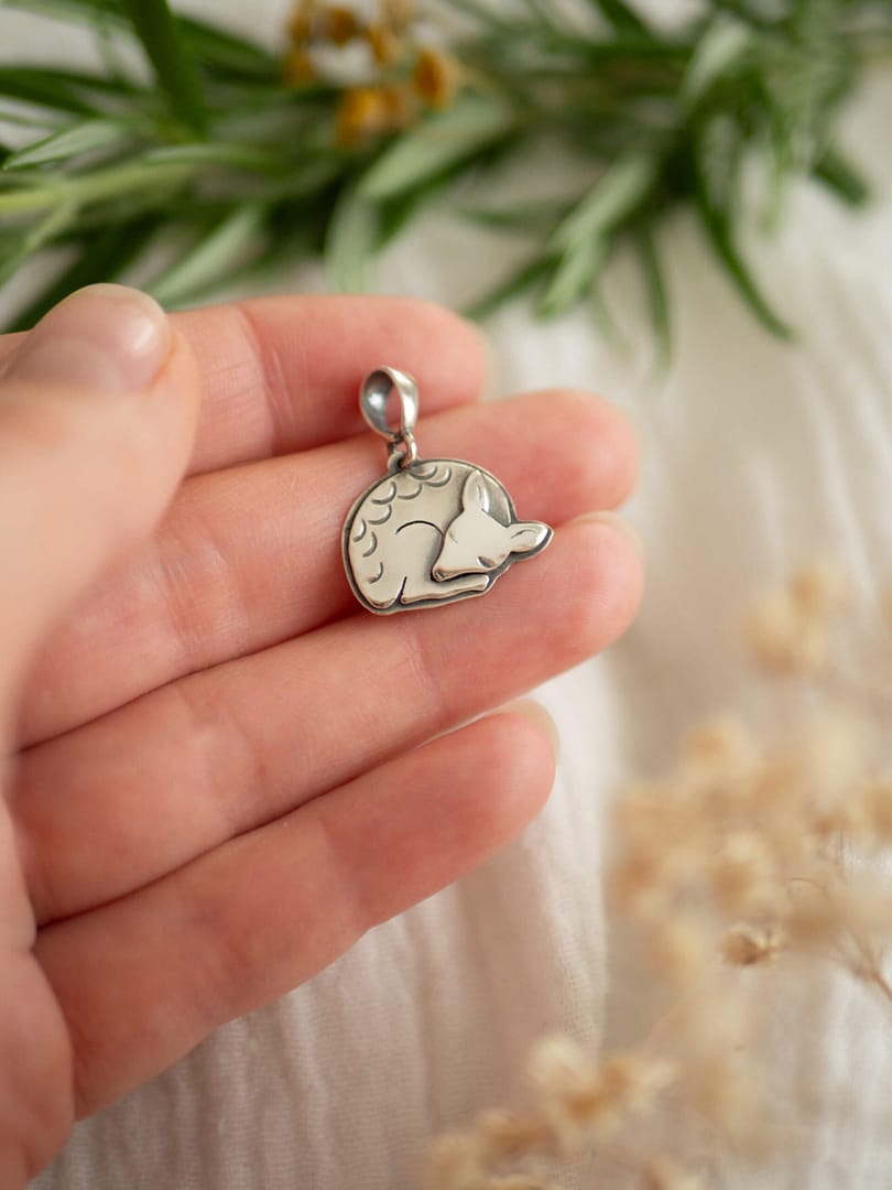 KRUPKOWSKA.COM Sarna mini <strong>naszyjnik</strong> 4 Sarna mini - minimalistyczny wisiorek ze srebra ze śpiącą sarenką